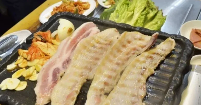 삼겹살 먹을 때 “이것” 뿌려서 먹으면 앞으로 쌈장 찍을일은 사라집니다.