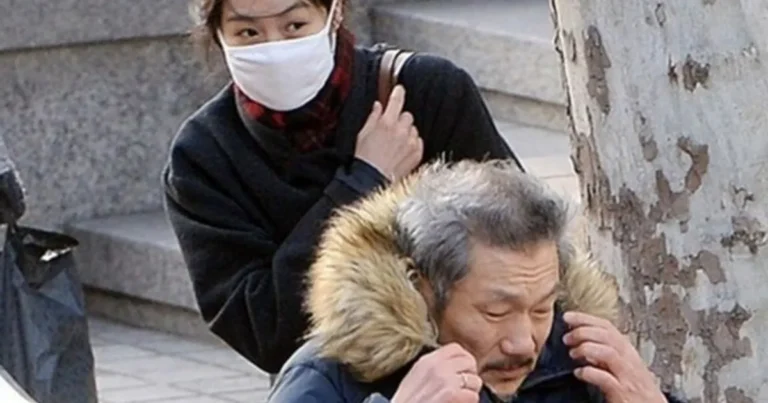 홍상수·김민희 부부, 유모차 끄는 공항 근황 포착… 돌 앞둔 아들과 단란한 모습