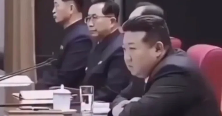 회의장에서 졸고 있는 간부를 발견한 김정은 ㄷㄷ,,