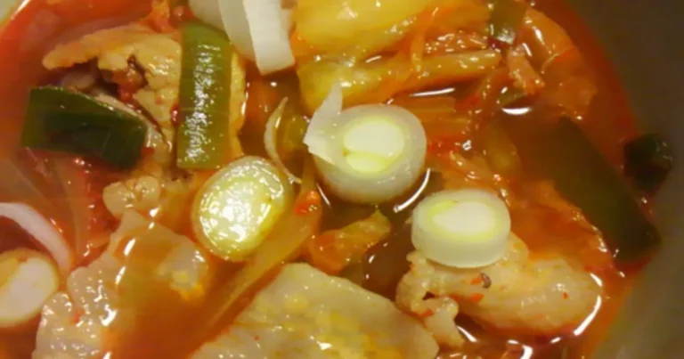 김치찌개 끓일 때 “이 채소” 넣으세요, 국밥집 사장님도 놀란 맛입니다.