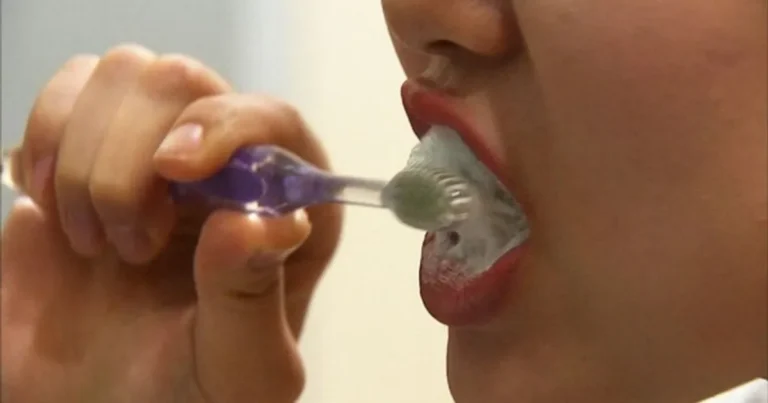 “양치질 열심히 할수록 더 위험한 이유”…’치아 망치는 의외의 습관’ TOP5