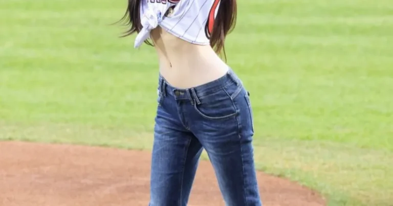 야구 시구하는 ITZY 유나