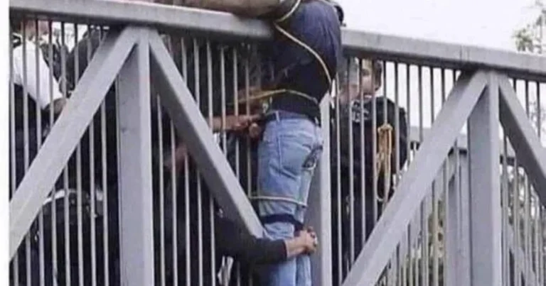 투신하려는 남자를 말리는 사람들.jpg