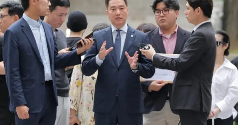 ‘엉터리 영장청구’, 가세연 김세의, 김수현 명예훼손 혐의로 구속 심사 출석
