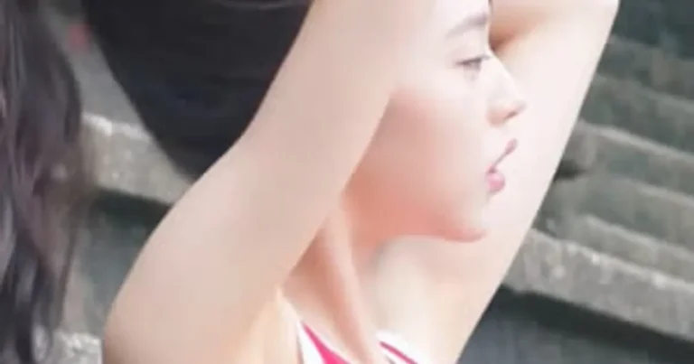 머리 묶는 아이브 장원영 민소매 겨드랑이